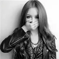 习惯了伪装的黑白女生qq头像