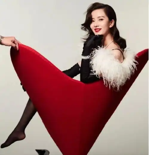 刘诗诗越来越放肆了,黑色丝袜搭配羽毛吊带尽显少妇风姿