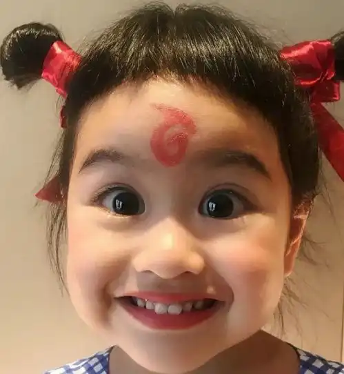 原以为包贝尔女儿和奶奶够像了,看到伊能静女儿和奶奶复制粘贴
