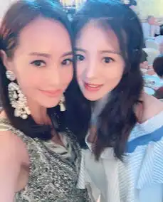 关颖儿子抚摸波妞脸蛋,波妞表情搞怪可爱,咘咘一声吆喝实力护妹