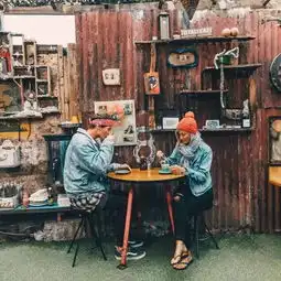 一张照片卖6万,90后清洁工狂撩230万粉丝,靠玩把美女娶回家,简直是大写的人生赢家