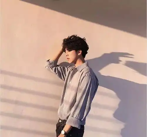 男生这样拍照,看起来斯文又帅气