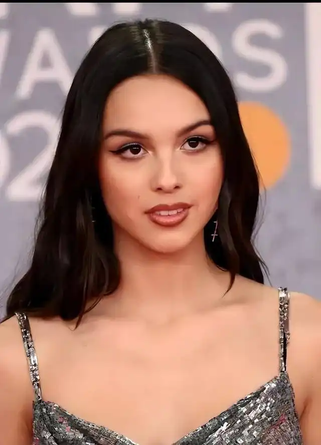 21岁美国歌手巡演时上衣突然崩开,淡定应对巧妙化解尴尬