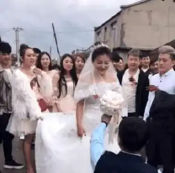 90后男子花高额彩礼娶美女教师,看到身边伴娘,网友新郎亏了