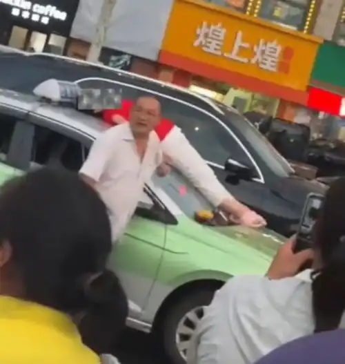 女子和司机发生纠纷,爬到车顶脱光衣服跳舞,现场图片被曝光