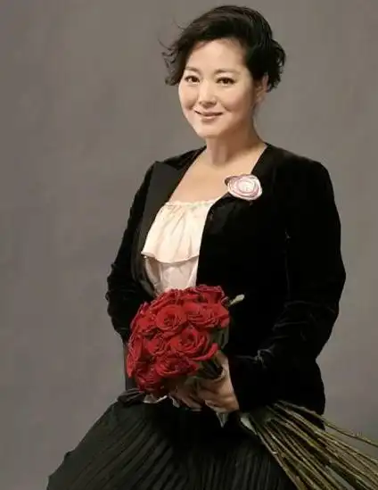 她是农村剧一姐,因长相错失主角而整容,现状中国版傲骨贤妻