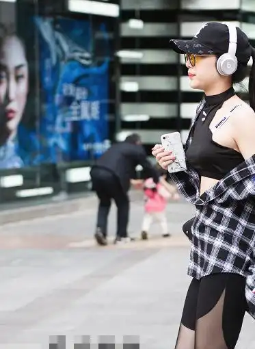 小姐姐们穿运动装彰显动感时尚,她们青春活力的身姿彰现女人味