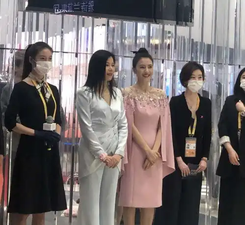 高圆圆被网友偶遇,生图状态优雅丰腴,不愧是虎扑女神