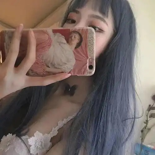 挡脸的女生头像