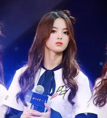 火箭少女段奥娟挑战星星妆,看上去比杨超越还灵动,网友真女神