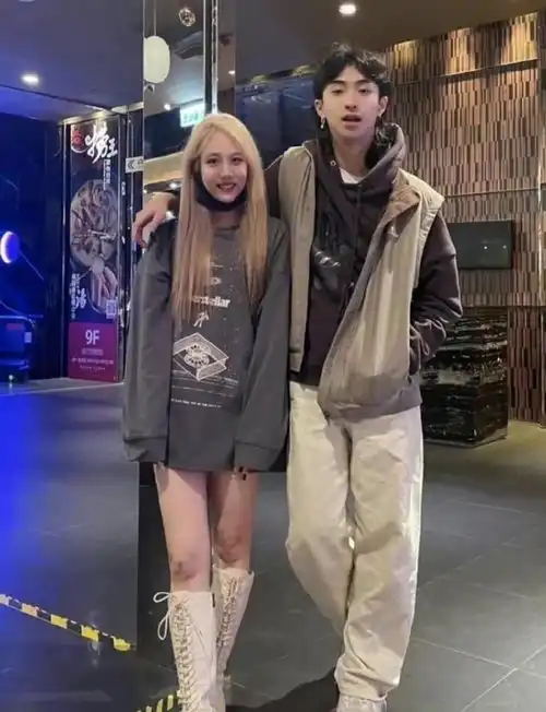 伊能静带儿子逛街儿子穿短袖秀纹身比妈妈还瘦,剪鲻鱼头超酷炫