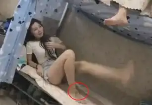 抖音惊现蛇精腿,小姐姐女寝秀身材,网友脚背上是什么