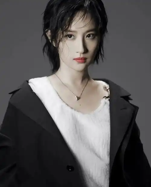 女生狼尾头像剪短发
