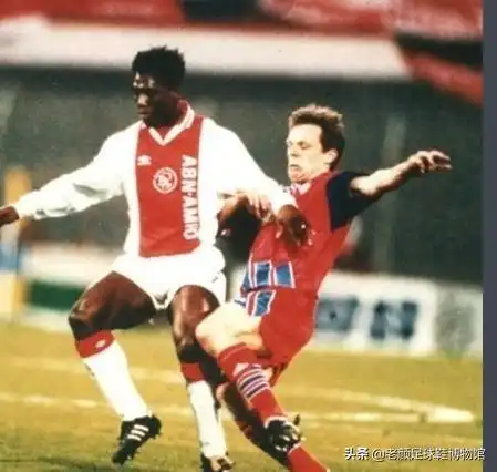 退役荷兰国脚45岁身材堪比c罗,天赋异禀,16岁踢荷甲19岁拿欧冠