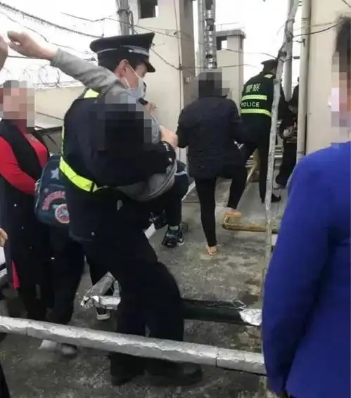 38秒丨惊险一名12岁男孩跟家人发生矛盾爬到34楼楼顶欲跳楼