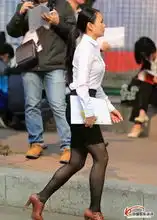 街拍的职业ol装黑丝马尾辫美女