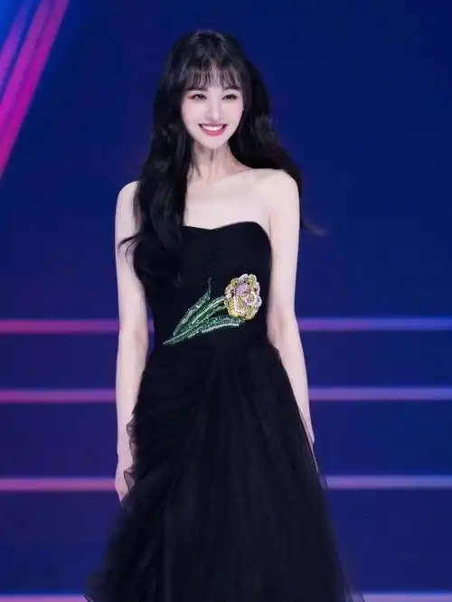 当女明星爱上黑礼服,鞠婧祎性感,郑爽清新,看到热巴羡慕了