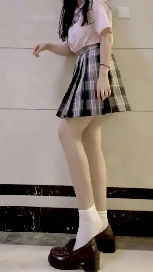 jk制服少女是怎么穿鞋子的