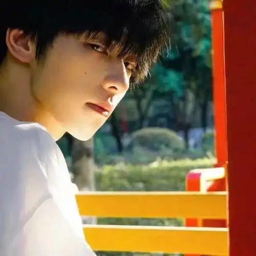 头像伤感女生哭泣图片男