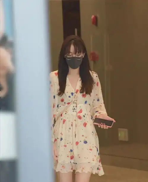 迪丽热巴堪称行走穿搭教科书,一身碎花连衣裙,引领夏天潮流