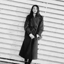 高圆圆和闺蜜穿姐妹装街头漫步尽显姐妹情深