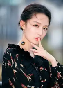 组图李沁碎花裙现身秀场别致盘头展法式小浪漫