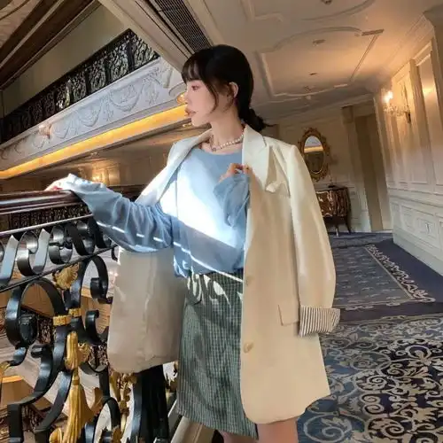 李小璐穿碎花裙配小西装,又时髦又a又飒,新发型更显成熟魅力