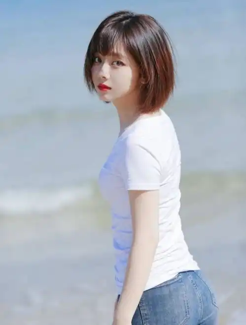 谭松韵不愧是元气少女本人海边写真氛围感满满,吊带背心好可爱