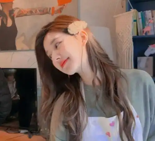 阳光下赵露思撞脸唐艺昕,同款笑容艾特张若昀,网友这能分清