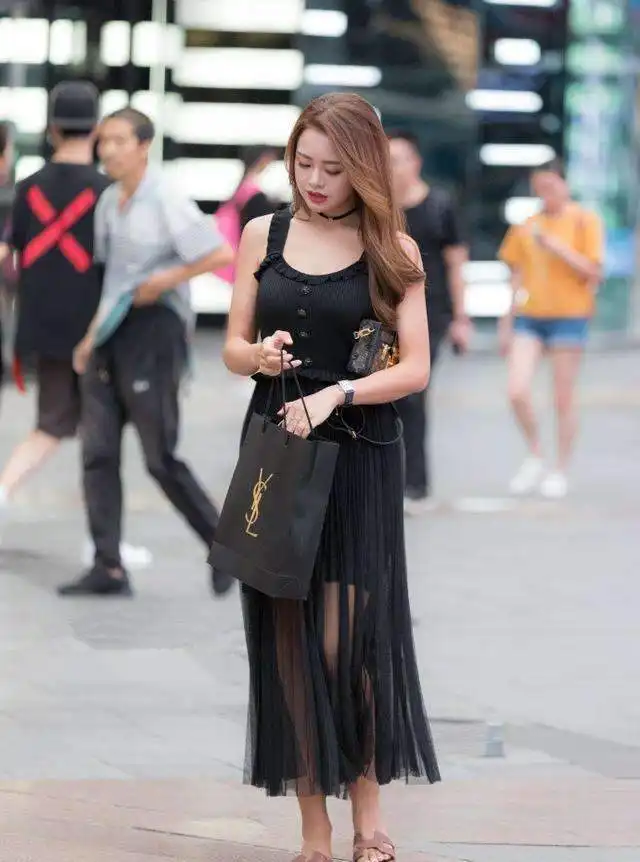街拍偶遇独特漂亮美女,女人味十足