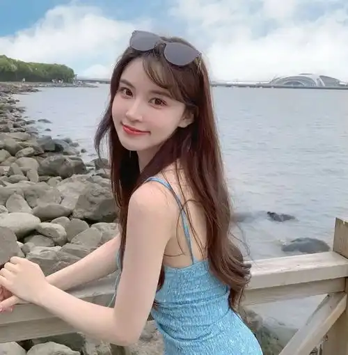 时尚女生猫眼墨镜搭配金色镂空设计复古感满满,蓝色的连衣裙和海边太搭啦,纯欲感真的爆棚