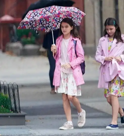 阿汤哥女儿12岁小苏瑞一身粉色和小闺蜜出街,精致小脸和爸爸一样