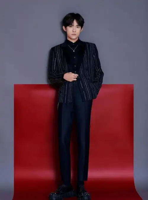 柳钉衣服超级时髦,却很少有人能够驾驭住,这样搭配好帅气吸睛