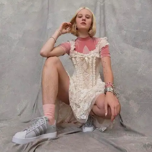 人字拖款高跟鞋听着就让人害怕还是乖乖穿上这几双运动鞋吧