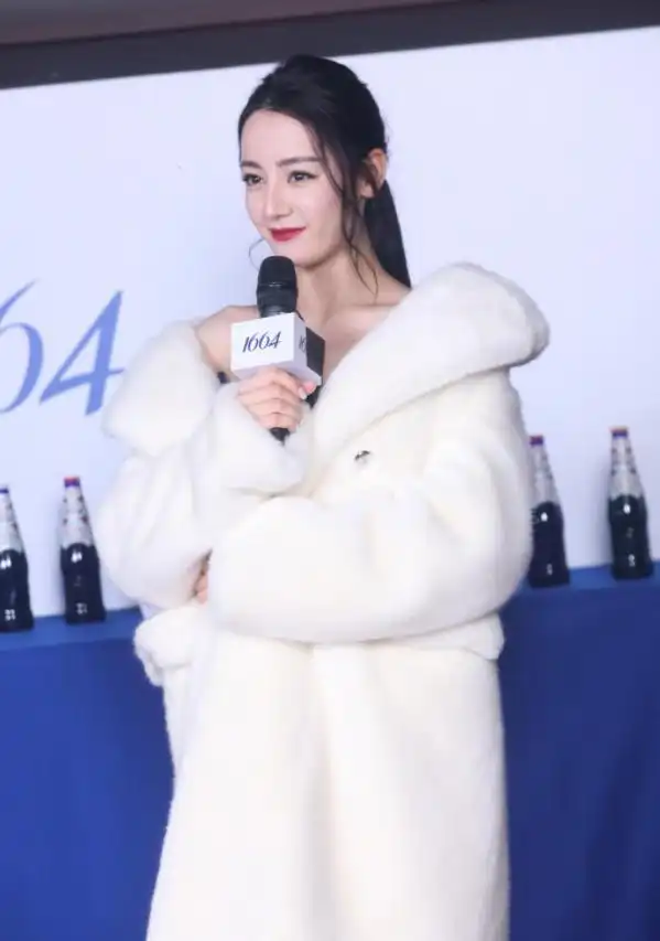 秋冬还在纠结黑灰卡试试超美的白色单品,好看又减龄