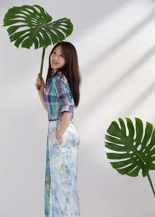 又一不老女神诞生50岁杨钰莹穿碎花裙搭鱼尾辫,看着像少女