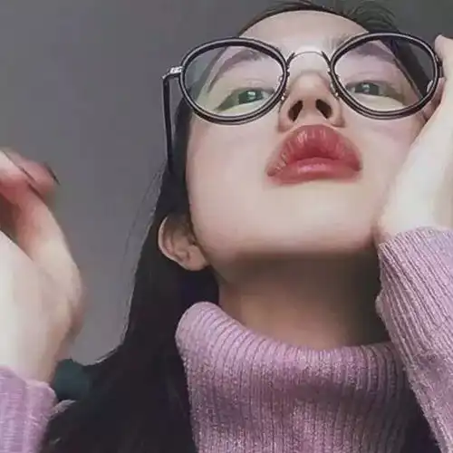 头像情话躲在风里,喜欢的人藏在梦里,你还在我心里