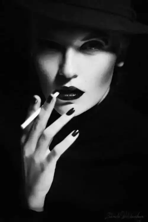 优雅的赫本出浴的梦露吸烟的女人50张最美经典女性黑白照