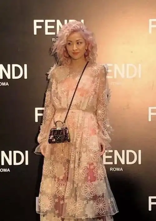 陈奕迅老婆徐濠萦露脐装炫腰,贴头发型像村里翠花,白色靴似网红