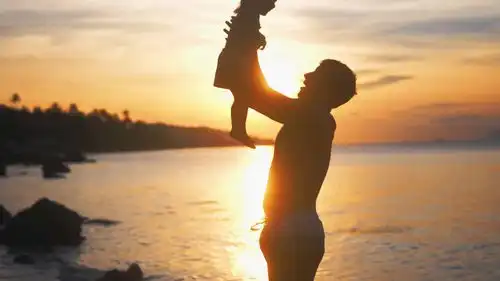 夕阳下父亲举高高小女孩视频素材