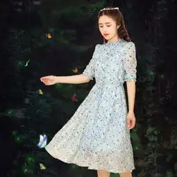 45岁杨钰莹一袭印花连衣裙太美了,宛如18岁少女