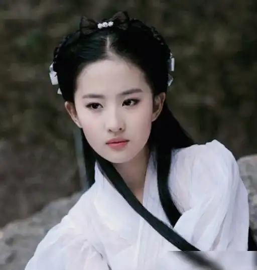 刘亦菲晒自拍照美倒众人,谁注意看镜子里的侧颜小龙女又回来了