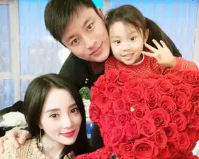 李小璐挺孕肚探班,一家人合体,贾乃亮甜馨要当姐姐啦