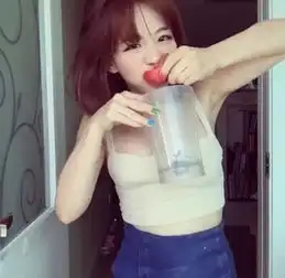 韩国女孩捧食物大跳艳舞奇葩视频网络热传