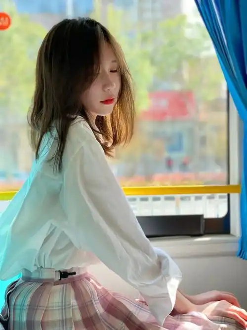 jk就该搭配白色高筒袜