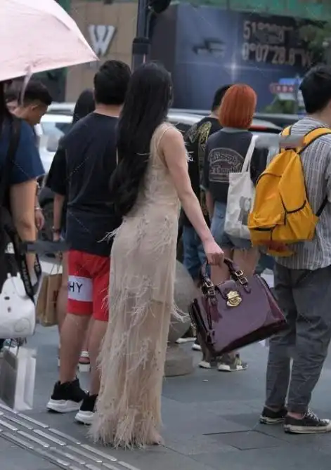 羽毛网纱吊带连衣裙,性感大气精致时尚,尽显成熟女人气质