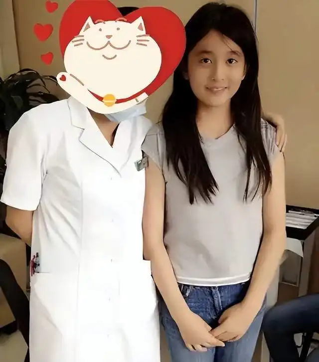 娱乐圈美女星二代父亲去世留260亿遗产,比母亲毛阿敏还漂亮