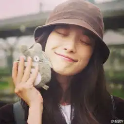 倪妮晒文艺范儿素颜写真手拿龙猫卖萌被赞女神