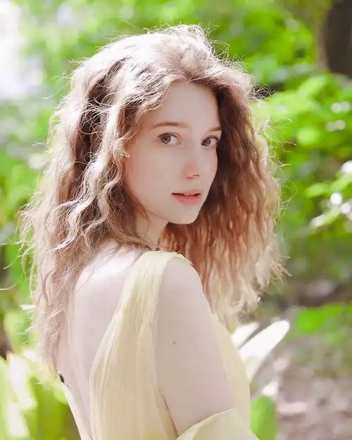 有没有那种绿色系欧美风小姐姐回头的壁纸