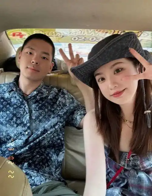 相恋5年网红学霸情侣分手后,女生光速结婚生子,全网都拍手叫好
